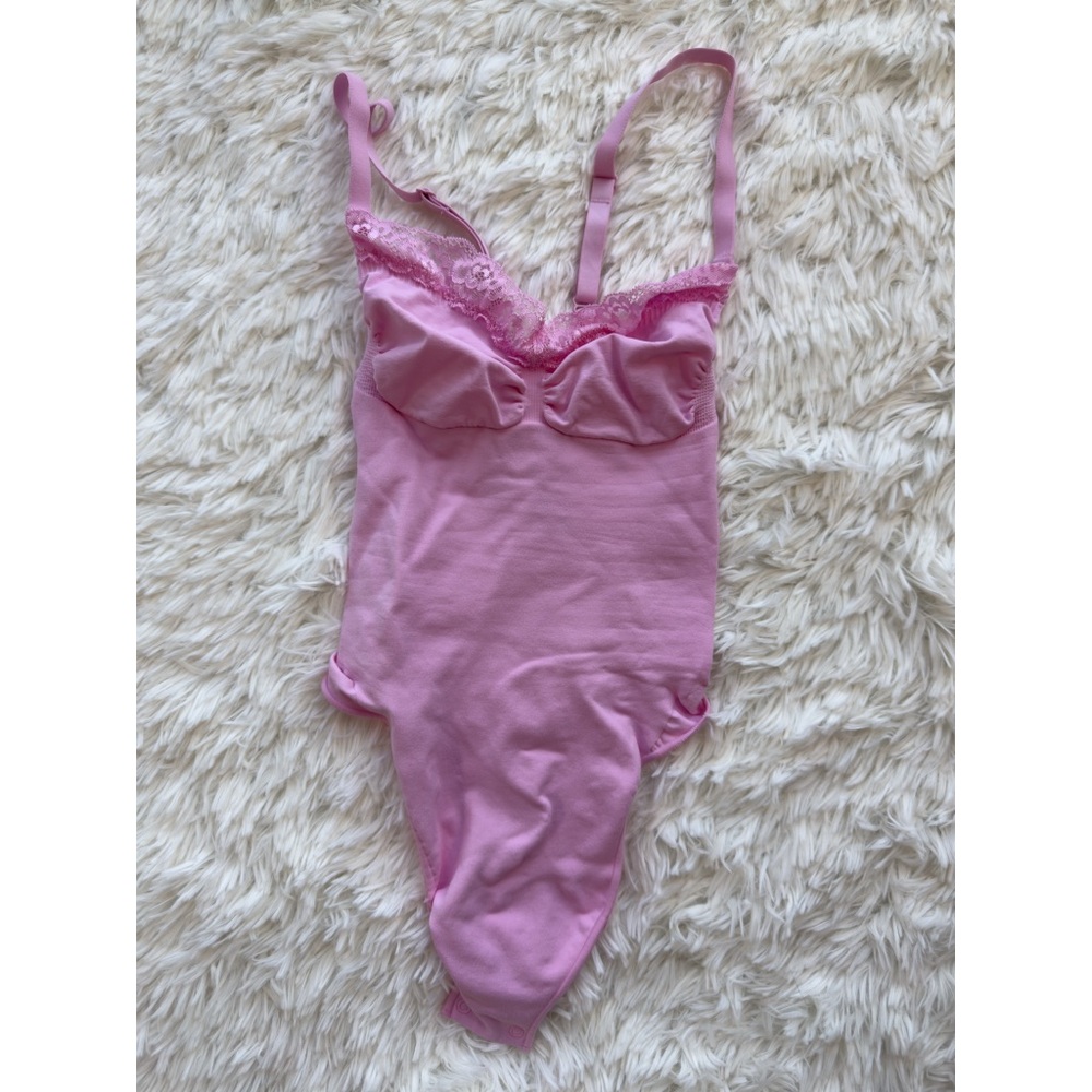 SKIMS | Sculpting Lace Bodysuit | Pink | Medium